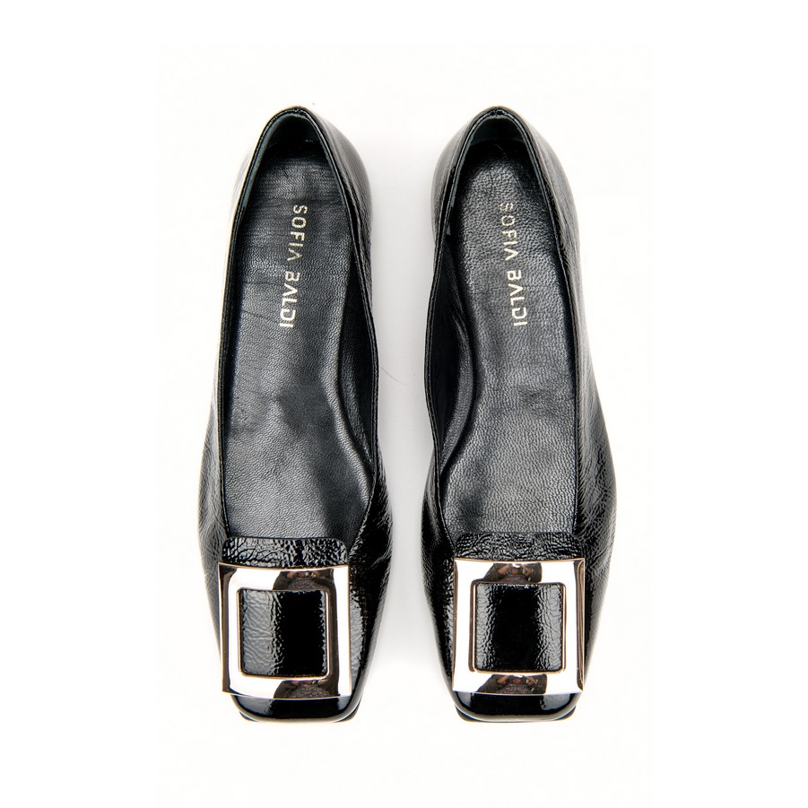 Ženske kožne baletanke Sofia-Baldi-975704 crne ravne 3 a pair of black shoes with silver buckles